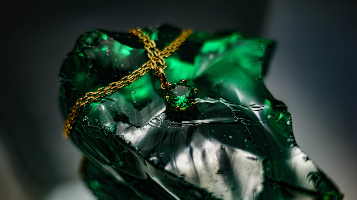 Emerald Artificial Growth Garnet Gemstone Laboratory Gemstone Green Gemstone